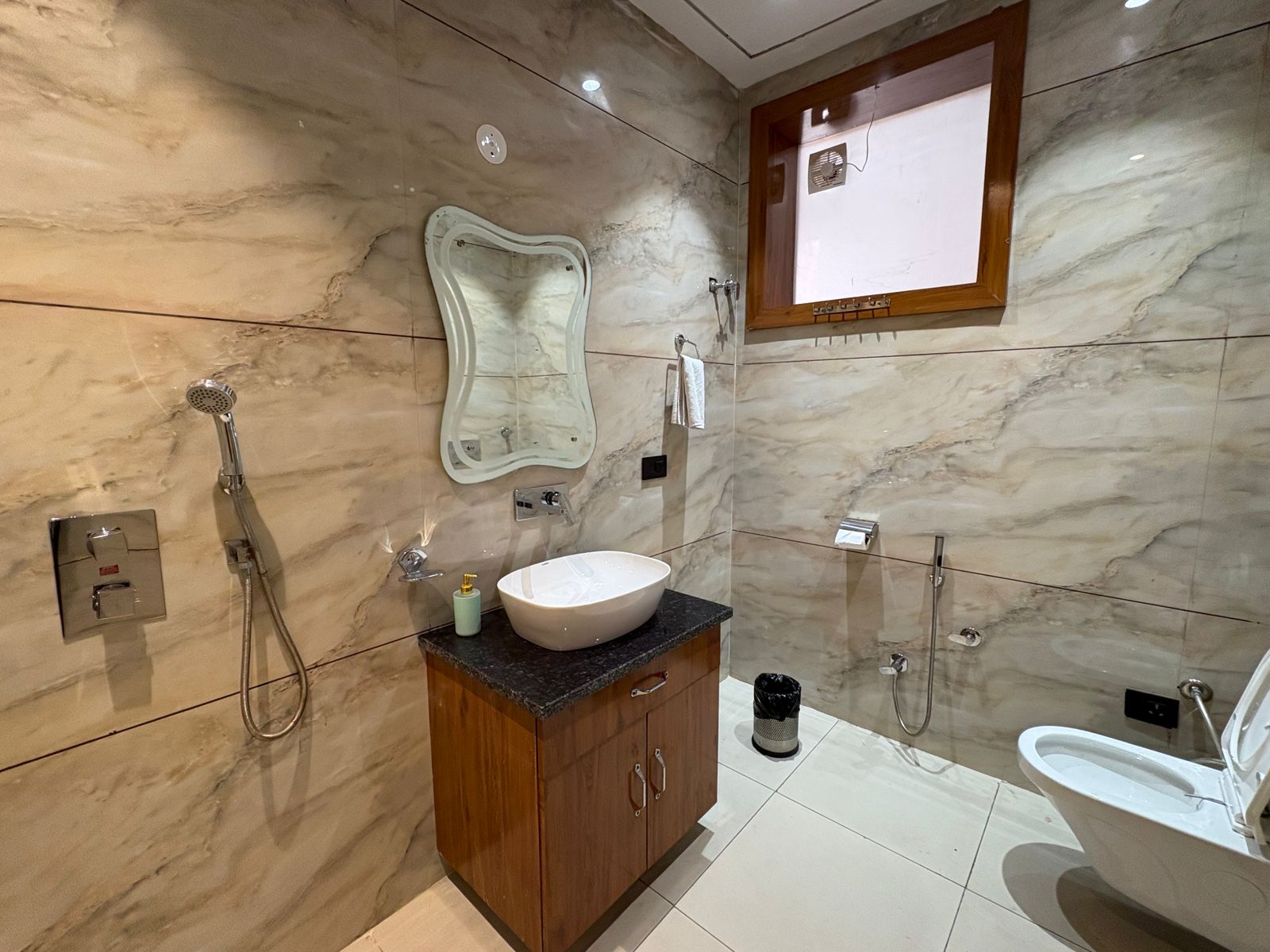 Modern Bathroom with Premium Amenities - Barrel & Bed